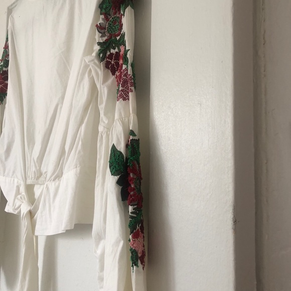 Zara crop Blouse with embroidered puff sleeves - Picture 2 of 3